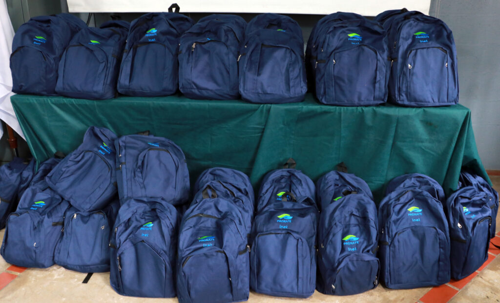 mochilas con equipamiento para estudiantes de enfermería